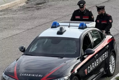 Mima di sparare davanti ad un scuola poi aggredisce i Carabinieri