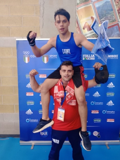 PUGILATO: IL GIOVANISSIMO SPINELLI DELL’ACCADEMIA PUGILISTICA 1923 VINCE L’ORO NEL PRESTIGIOSISSIMO TORNEO “A. MURA”