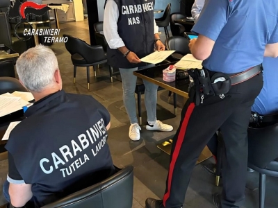 Controlli dei Carabinieri presso uno stabilimento balneare di Silvi Marina: denunciato il gestore, identificati minori e riscontrate numerose irregolarità