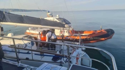 Barca in difficoltà al largo di Cupra Marittima, due velisti messi in salvo