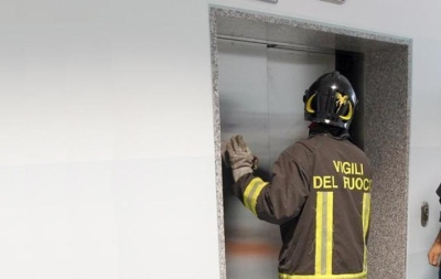 Tre persone chiuse dentro l'ascensore nel seggio per 20 minuti