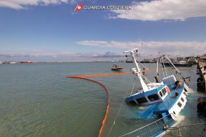 Affondamento motopesca nel porto di San Benedetto: continuano le operazioni di contenimento dell&rsquo;inquinamento