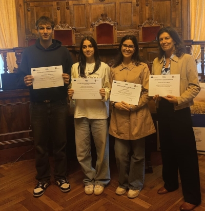 Studenti e docenti del progetto Erasmus + nella sala consiliare