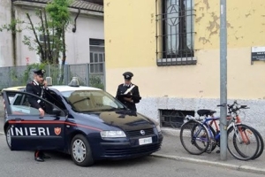 Picchia la madre, i vicini danno l'allarme e lo fanno arrestare