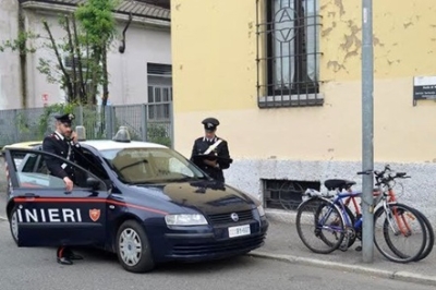 Picchia la madre, i vicini danno l'allarme e lo fanno arrestare