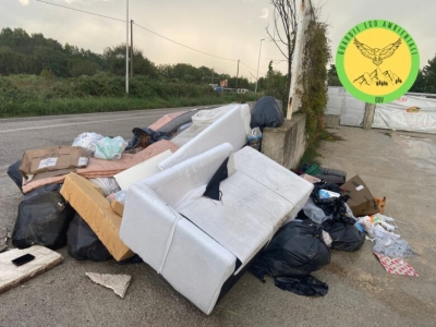 Ascoli Piceno - Discarica a cielo aperto vicino all'ex Cartiera: intervengono le guardie ecoambientali