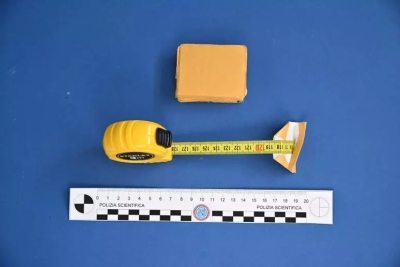 Ruba le offerte in chiese con metro e adesivo, fermato dalla Polizia