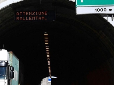 Tamponamento fra tir in galleria sulla A14 a Pedaso, 4 i chilometri di coda in direzione sud