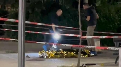 Uccisa dall'ex marito in strada davanti ai passanti, l'uomo trovato seduto a guardare il cadavere