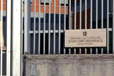 Smartphone occultati dietro mattonelle in cella nel carcere di Ascoli Piceno