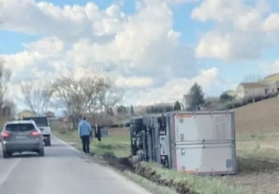 Camion finisce fuori strada a Fermo e si ribalta, illeso il conducente