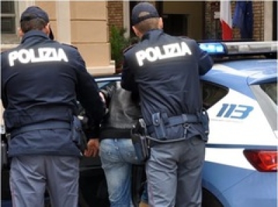 Ubriaco aggredisce poliziotti in viale Bovio a Teramo: arrestato