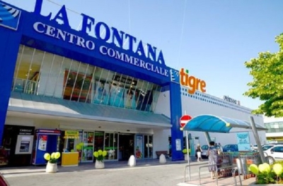 Auto usata come ariete per sfondare il bancomat al centro commerciale La Fontana