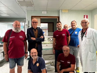 Nuova incubatrice di ultima generazione per la neonatologia del 'Mazzoni': donata dall'associazione 'Nessun dorma' di Pagliare
