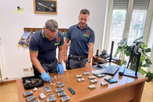 Sequestro di prodotti contraffatti e oltre 40 chili di droga