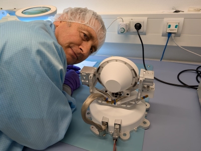 Ascoli Piceno - La firma dell'ascolano Rudi Lauretani su un oggetto spaziale che atterrerà sulla Luna