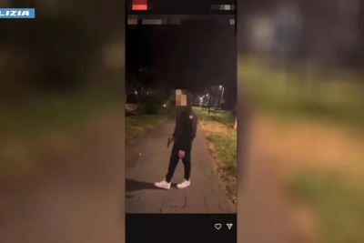 Pubblica un video impugnando un'arma sui social, segnalato su Youpol e denunciato