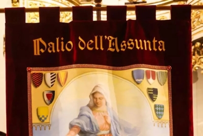 Cavalcata dell'Assunta, palio esposto in piazza a Fermo