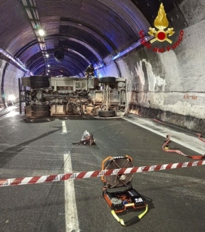 Autobotte con gasolio si ribaltata dentro la galleria in A14 a Grottammare