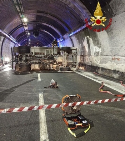 Autobotte con gasolio si ribaltata dentro la galleria in A14 a Grottammare