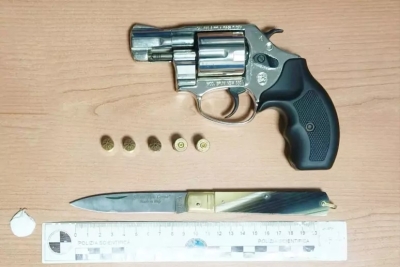 Denunciato vigilante con coltello, pistola a salve e droga