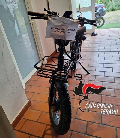 Teramo - Controlli dei Carabinieri: fermate e sequestrate biciclette elettriche trasformate in scooter