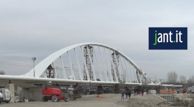 Posato l'ultimo concio del nuovo ponte sul fiume Cesano