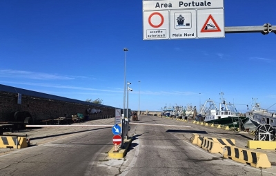 Interdire la passeggiata al porto e la visita al sacrario dei nostri tragici naufragi non è un contributo alla consapevolezza del ruolo dei lavoratori del Mare