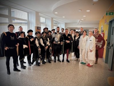 Ascoli Piceno - La Quintana omaggia i bimbi di Pediatria con dei doni per il Natale