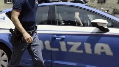 Donna ferisce un poliziotto con il coltello, bloccata con il Taser