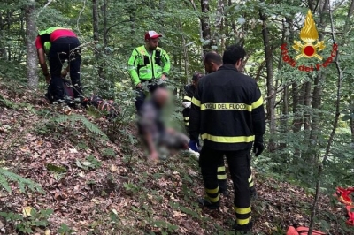 Fungaiolo cade per 30 metri, recuperato e affidato al 118
