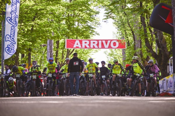 La Nove Fossi incanta incanta ancora: 700 bikers tra boschi, panorami e la novit&agrave; gravel