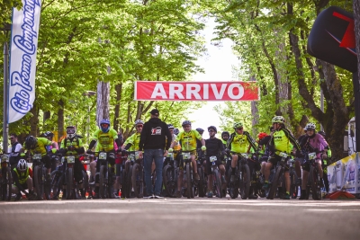 La Nove Fossi incanta incanta ancora: 700 bikers tra boschi, panorami e la novità gravel