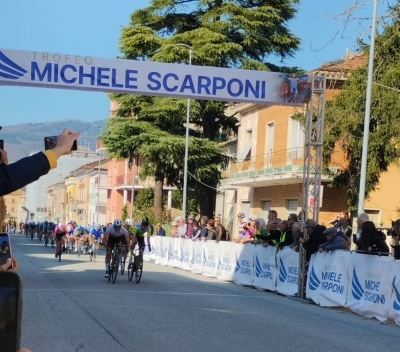 Trofeo Michele Scarponi: il marchigiano Tommaso Cingolani il più bravo allo sprint sul traguardo di Castelraimondo