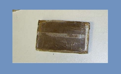 Controlli di Polizia e Guardia di Finanza, cane fiuta un panetto di hascisc