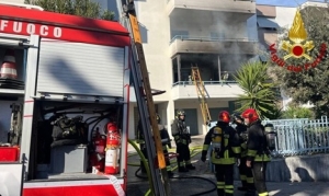 Incendio in palazzo di quattro piani, non fruibile un'abitazione