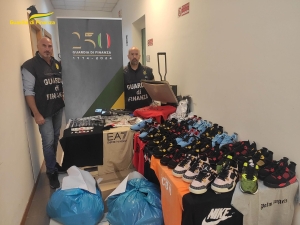 Teramo, sequestrati capi di abbigliamento con marchi contraffatti nonch&eacute; una macchina tipo &ldquo;pressa a trasferimento termico&rdquo; utilizzata per imprimere i marchi