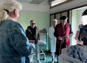 Le maschere del Carnevale di Ascoli Piceno portano sorrisi ai ricoverati del Mazzoni