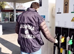 Nel distributore un carburante meno qualitativo di quello pubblicizzato, scatta la denuncia