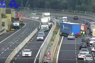 A14, camion finisce contro lo spartitraffico sul doppio senso di marcia