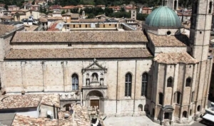 Ascoli Piceno - Chiesa "vietata" alle visite durante la messa, esplode la polemica