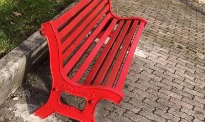 Una Panchina Rossa all'interno della caserma 