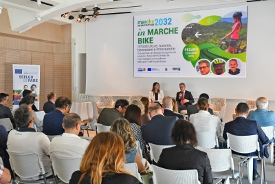 “IN MARCHE BIKE”, A PESARO L’ASSESSORE BALDELLI DIALOGA CON IL CAMPIONE DELLE DUE RUOTE MOSER E PARLA DI PROGETTI E OPERE DEDICATI AL CICLOTURISMO