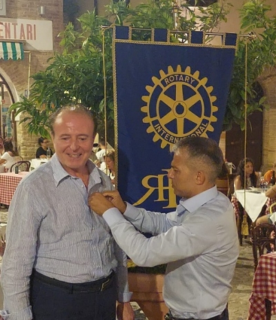 Il neo presidente del Rotary Club Hatriaticum Piceno Grottammare Alessandro Carletti ha presieduto l'evento “Serata sotto le stelle”