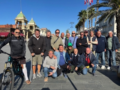 Nei pressi della storica Panchina in Passeggiata a Viareggio incontro fra tifosi rossoblù e amici residenti