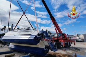 San Benedetto: imbarcazione scivola in banchina al porto, intervengono i Vigili del Fuoco