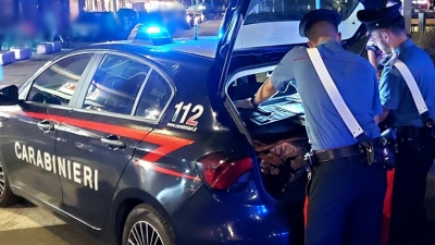 Alba Adriatica, 28enne extracomunitaria aggredisce con calci e pugni i Carabinieri per sottrarsi all’identificazione
