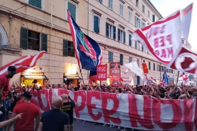 Tifosi Ancona in corteo con bandiere e fumogeni, 'solo per noi'
