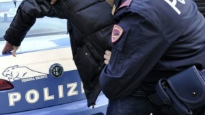 Poliziotti aggrediti a Pesaro con colpi alla testa e morsi