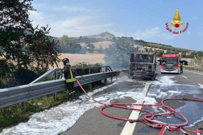 Camion in fiamme sulla A14 nei pressi della Galleria Monte Renzo
